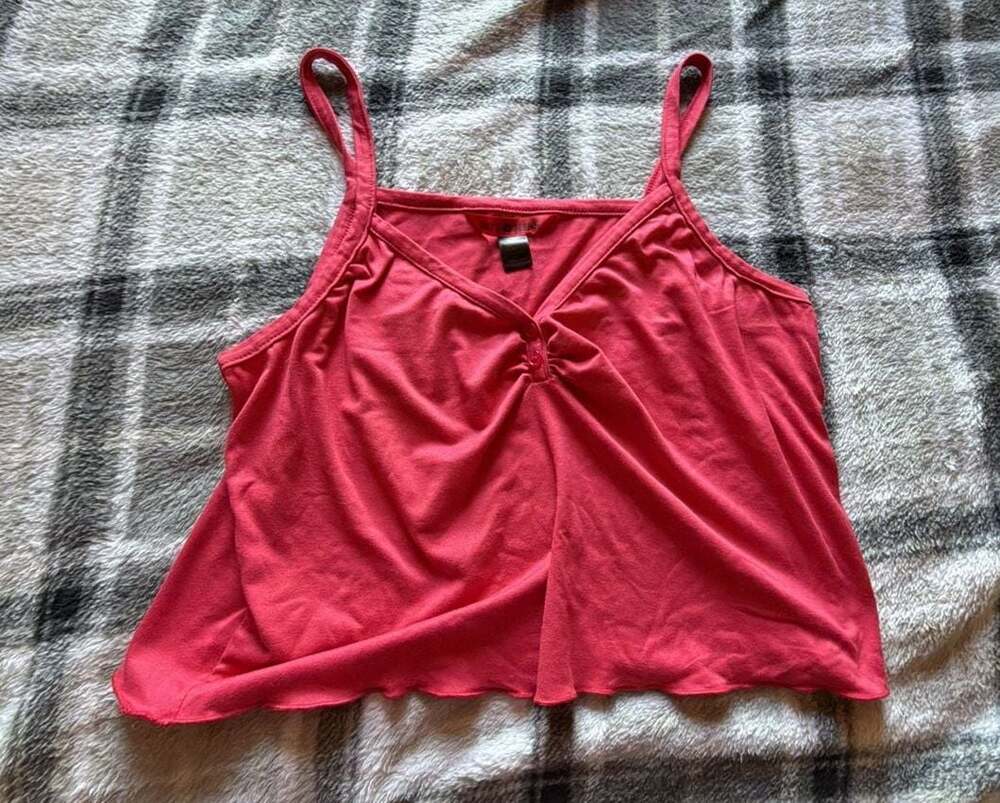 Hot Kiss V-Neck Spaghetti Strap Cami crop Top in Pink